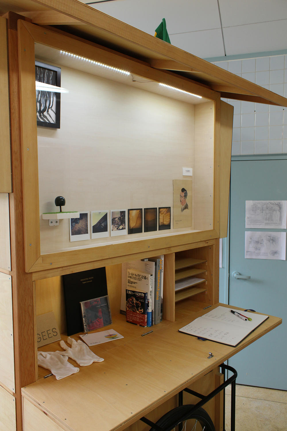 Misemono-Yatai Projektraum Bibliothek Operation Table QMAC